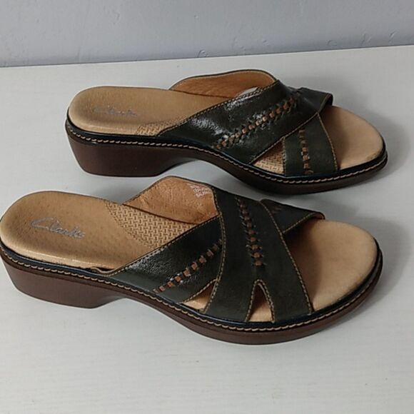 Clarks slides olive‎ green leather upper w/Brown soles - Picture 2 of 11